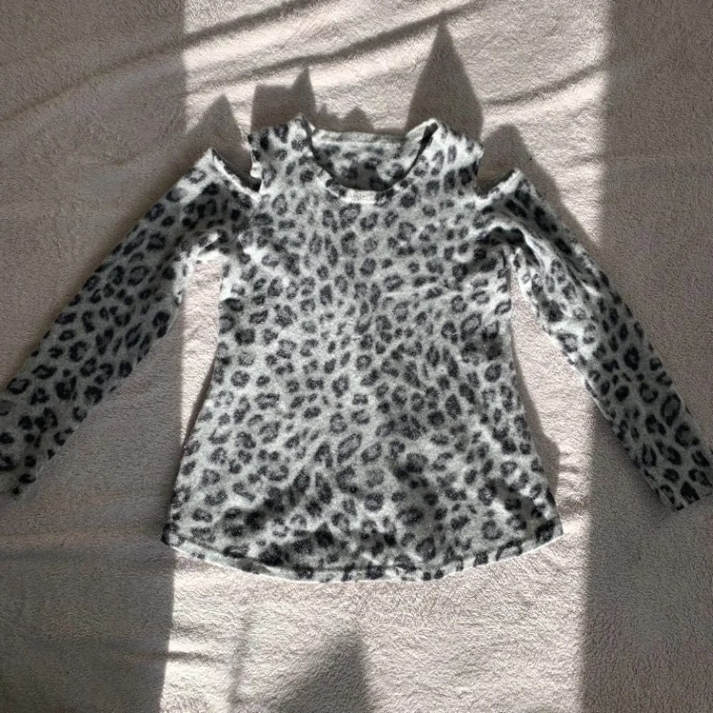 snow leopard sweater S